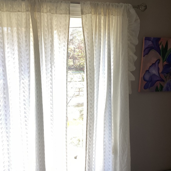 2 Pairs of vintage white/cream ruffled floral curtains - Picture 9 of 9